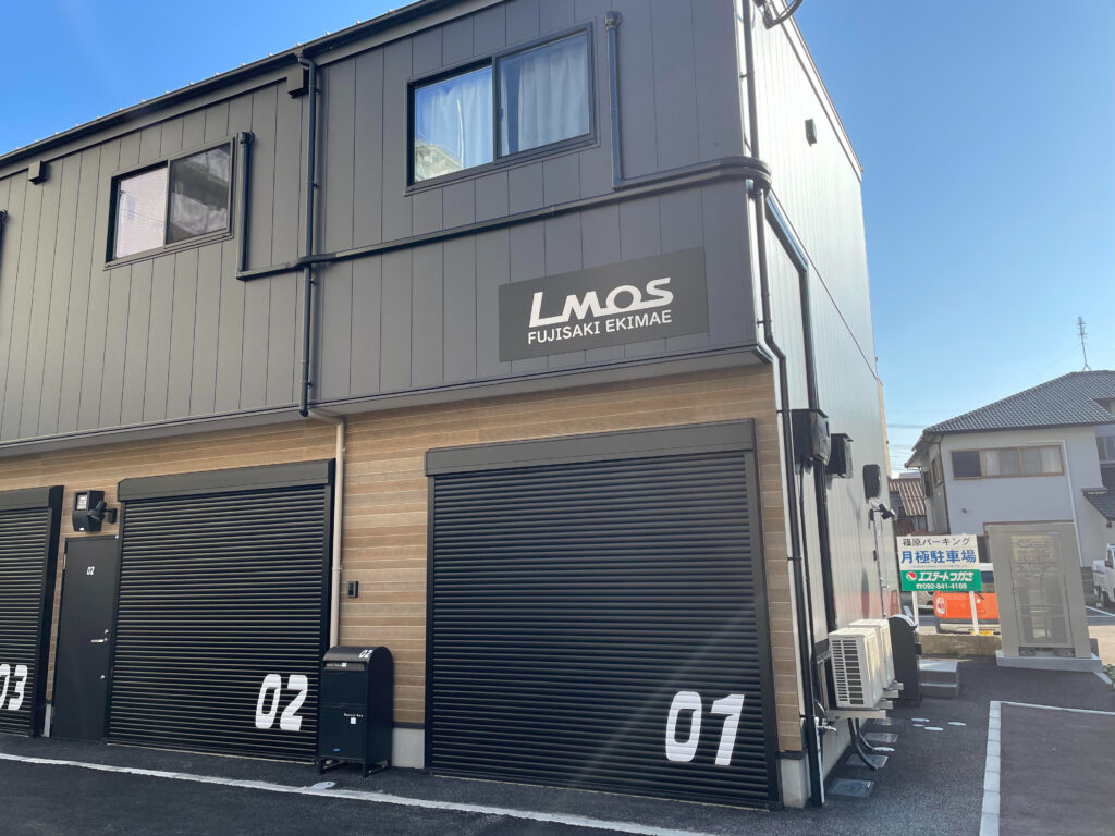 01のシャッター右側に入口があります。