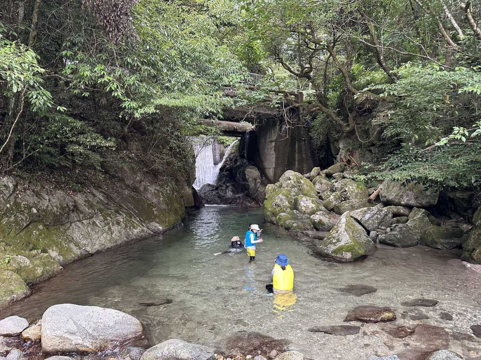 暖かい時期は清流で川遊び♪