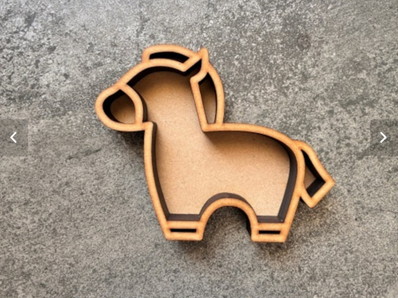 Sサイズ( 写真右の商品となります) うまSの蹄にはモスは入りません。 素材はMDF 高さ 約9.5cm 横幅 約12cm