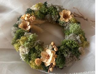 同じ素材を使っても、 配置や組み合わせによって 仕上がりは一点ずつ異なります。 自分だけのリースに。