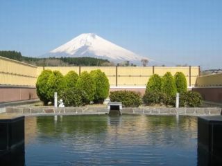 富士山を臨む、源泉100%の天然温泉