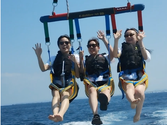 �R���f�B�V��������ł�3�l�ł̃t���C�g���\�I