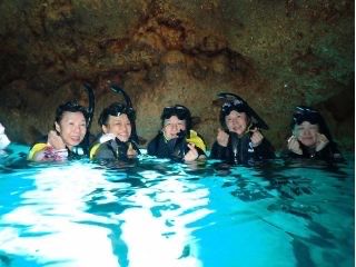 洞窟に入るとそこは神秘的な青の世界!!