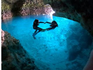 洞窟に入るとそこは神秘的な青の世界!!