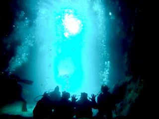 神秘的な青の世界で集合写真をパシャリ☆