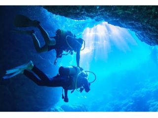 洞窟に入るとそこは神秘的な青の世界!!