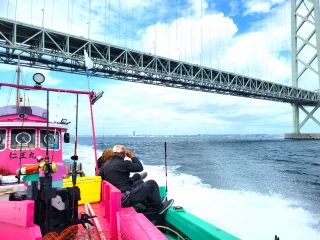 揺れの少ない大型船を使用。子どもから大人まで、手ぶらで船釣り体験が出来ます。インストラクターがサポートするので安心して遊びに来てください