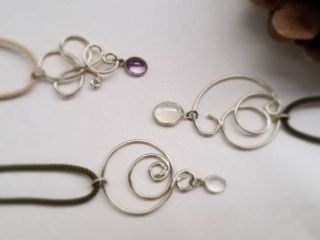 1本のシルバーワイヤーを曲げて作っていただきます♪