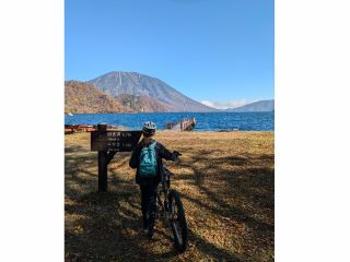 中禅寺湖西岸の千手ケ浜。指定のEVバス、歩き、そして自転車でしかたどり着けない