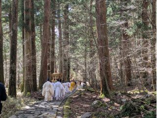 弥生祭、滝尾古道を行く神輿