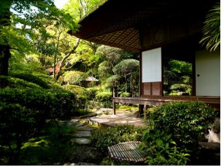 臥龍山荘の庭は、借景の回遊式庭園で、自然地形を活かした変化ある景観が魅力。高台からの眺望も素晴らしく、自然との調和を感じられます。