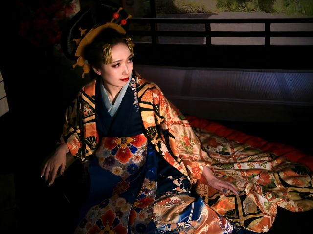 【古典花魁コース3時間】胸元などの肌の露出はせず、腕やデコルテまでしっかりとお化粧します!