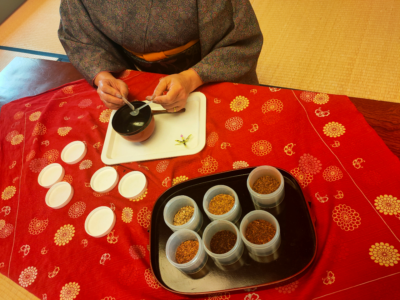 自然素材の香原料を使った調合体験