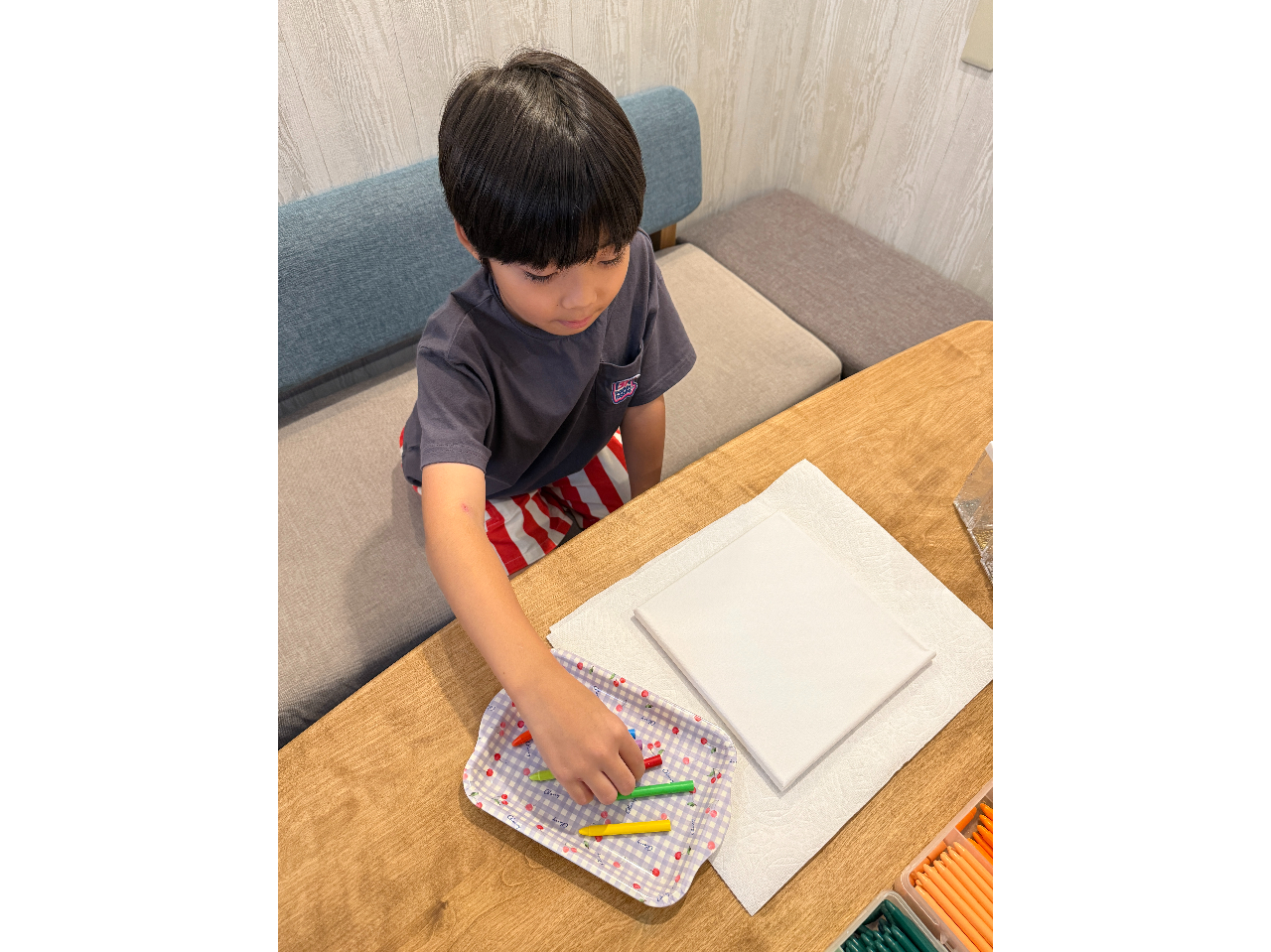 q񂪎RɐFIׂŇ݂͊ɂ