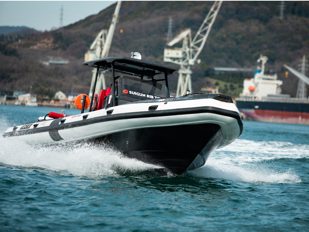 救難艇にも利用される安全性、走破性、安定性に定評のある高速艇。船酔いしにくいので安心してご乗船ください。乗船には必ず救命胴衣を着衣いただきます。