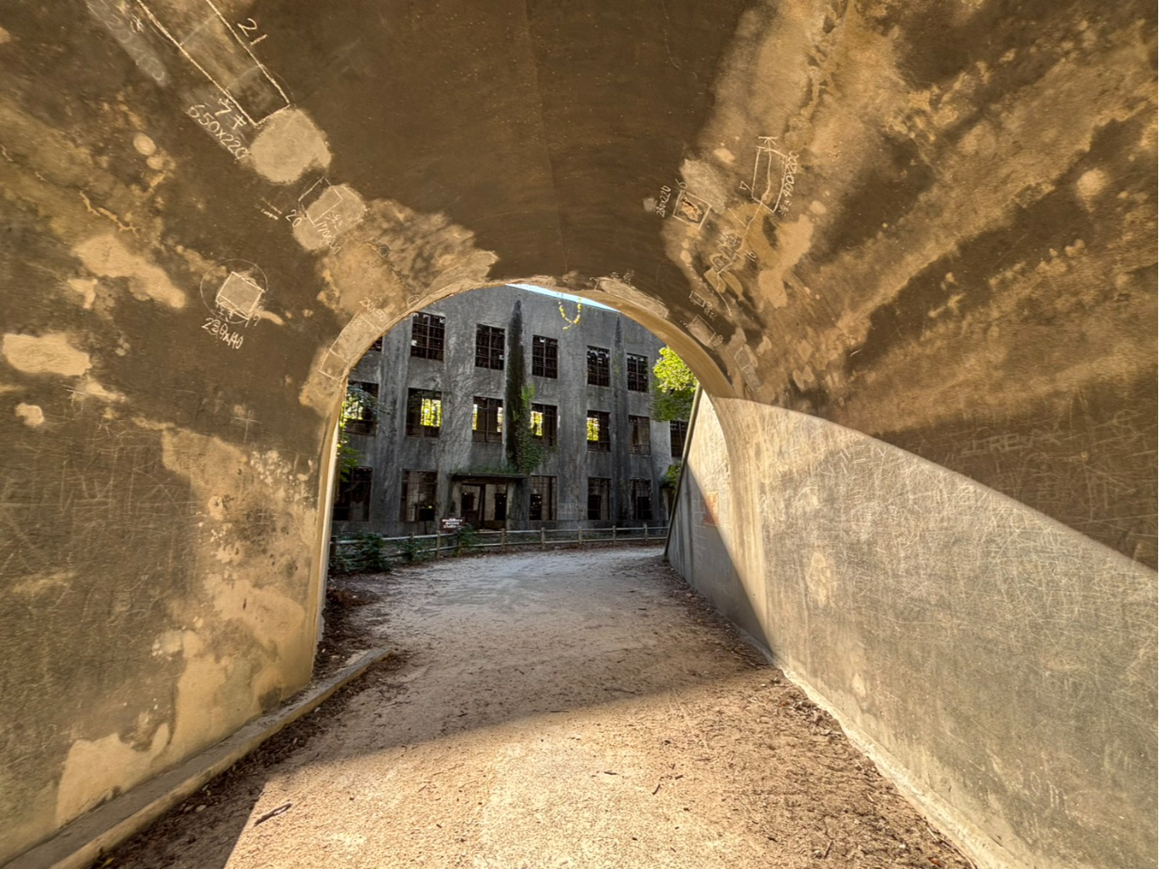 ��v�쓇�ɂ͓ŃK�X�������Ƃ��ē����Ă������j�̐Ղ����̂܂܎c����Ă���