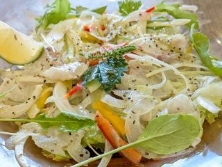 カルパッチョ。彩り豊かな地域食材を楽しめます。目もお腹も満足。