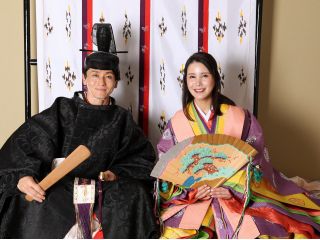 伊織(いおり)という色味の十二単と束帯のペア体験です。