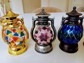 手の平サイズのミニランタンにガラスチップやガラスビーズを貼り付けます。模様や色を決めるのは迷うけど、それが楽しい。