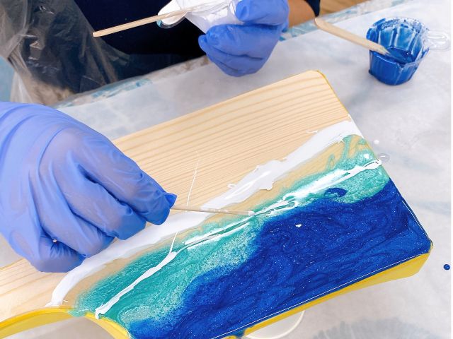 ブルー系、グリーン系だけではなくお色は選べるので自分だけの海を制作しましょう♪