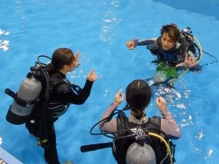 プール講習中!マイペースで水に鳴れましょう!