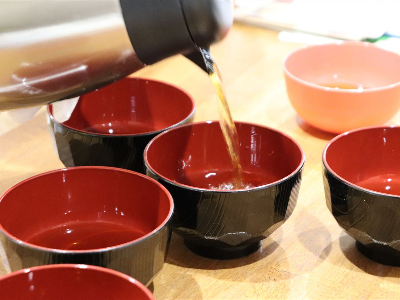 おつゆは、お醤油ベースの出汁