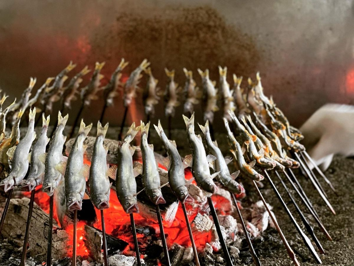 職人が囲炉裏の炭火で焼きます！焼きあがるまで見学も楽しめます♪