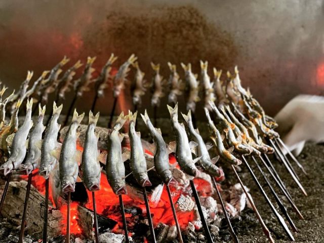 職人が囲炉裏の炭火で焼きます!焼きあがるまで見学も楽しめます♪