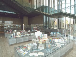 地元を代表する磁器・波佐見焼で作られたオリジナル食器や、長崎県美術館にしかないオリジナル商品などのアイテムを多数取り揃えております。