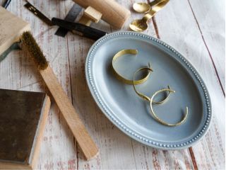 ねじったり槌目にしたり...自分だけのたったひとつの真鍮バングルづくり。巾着付きで、ギフトラッピングも可能です◎