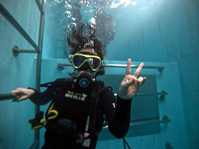 海ではないので、波もなく穏やかなダイビング専用プールなので一年中水温快適に体験ダイビングを楽しめます