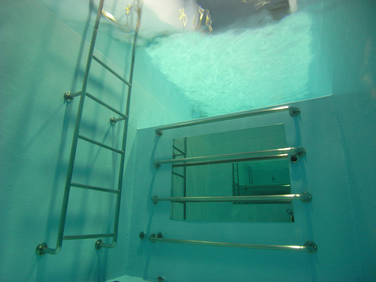 水深3mのプールにはハシゴや鏡も付いているので、耳抜きもゆっくり練習できます