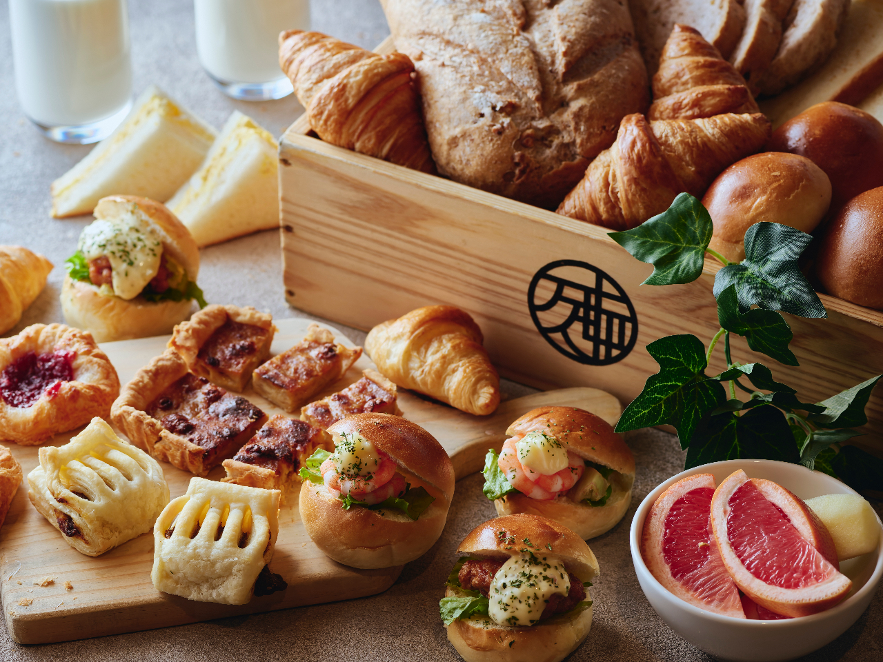 �y���H�z�p���Ă��@�ŏĂ����p����f�j�b�V���́A���̂������Ƃ̑������o�c�O���ł��B�����̒��H�́u���єh�v�̐l���A���񂨎������������B���ʐ^�̓C���[�W�ł��B