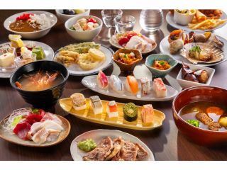 【夕食】お刺身コーナーや職人技が光るお寿司、郷土料理やラクレットチーズなど幅広い年齢の方にお楽しみいただけるお料理をご用意しております。※写真はイメージです