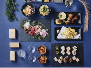 彩り豊かな"飾り寿司"や香ばしい音とともに焼き上げる鉄板焼き、とろりとしたコクが魅力のラクレットチーズなど多彩な料理をお楽しみいただけます。※写真はイメージです
