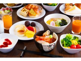 【朝食】地元函館の食材をとり入れた勝手丼や、焼魚。ホテルで焼き上げたパンに、充実のサラダなど、多彩なお料理をご用意しております。※写真はイメージです