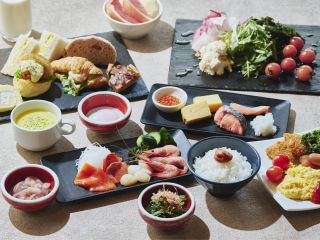 【朝食】一日の始まりにふさわしい魅力的な朝食をご用意しております。 「勝手丼」や焼きたてパン、北海道の牛乳など優しい味わいをお楽しみください。※写真はイメーです