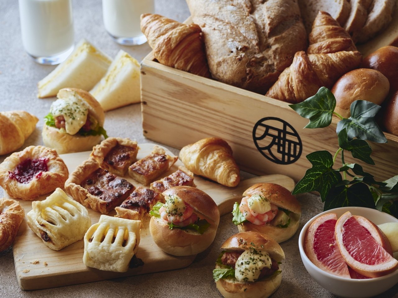 �y���H�z�p���Ă��@�ŏĂ����p����f�j�b�V���́A���̂������Ƃ̑������o�c�O���ł��B�����̒��H�́u���єh�v�̐l���A���񂨎������������B���ʐ^�̓C���[�W�ł��B