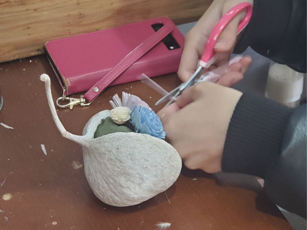 スポンジにお花を差すだけなので簡単です!