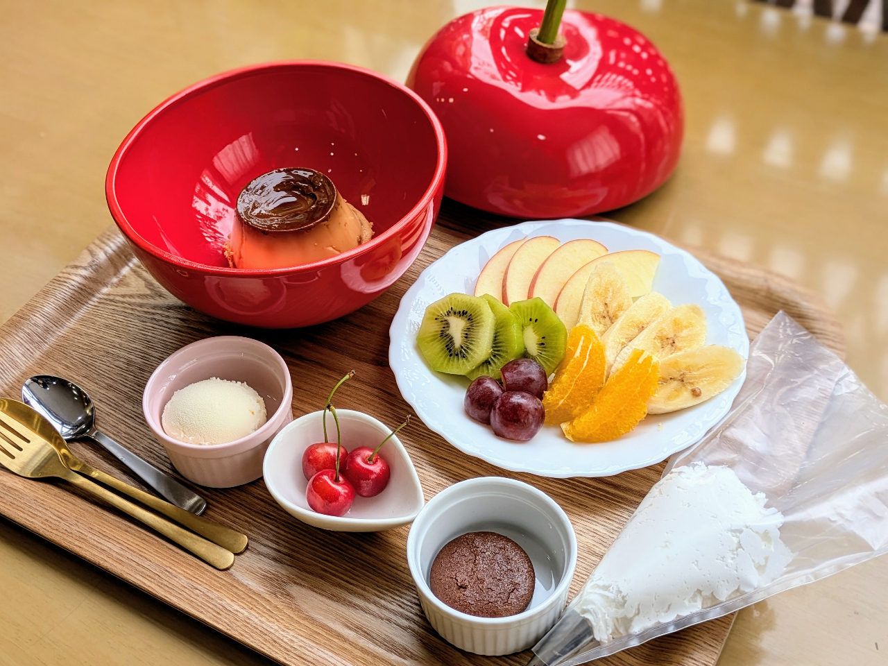 真っ赤なさくらんぼの器にさくらんぼや旬のフルーツを盛って、自分だけのプリンアラモ...