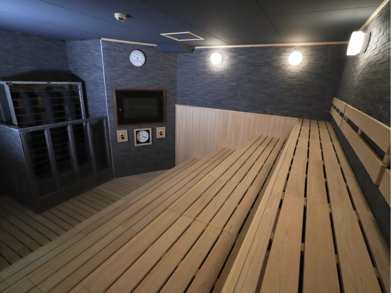 ���ԃX�^�W�A���T�E�i�i�R�̓��j