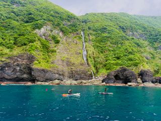 真下から見る滝は圧巻 完全貸切でゆったりのびのび