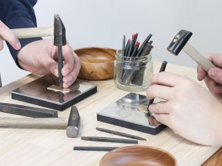 チャーム作りは好きな刻印を打ち込みます お子様やご家族でも手軽にできるので川越の思い出にオススメ