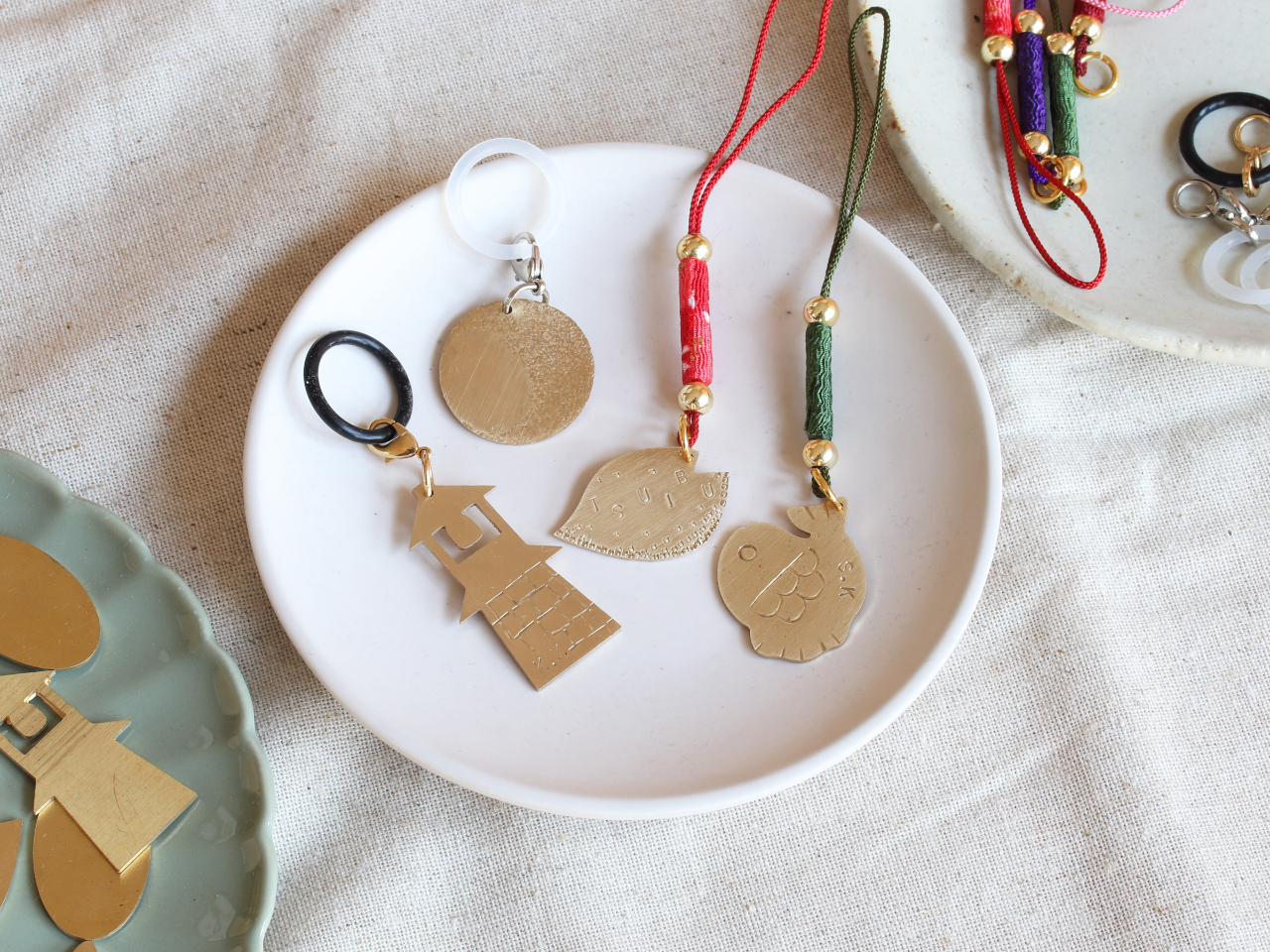 �v���[�g�ɖ͗l��ł��I�������@�a���̕R�����ăX�g���b�v�A�܂��̓V���R�������O�����ĎP�}�[�J�[�Ƃ��Ă��g�����������܂�