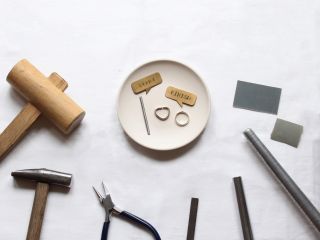 一本の棒から始まり、様々な工具で形を作り、自分だけの指輪が出来上がる。 指輪を通して、ものづくりの楽しさを感じていただけるプランです。