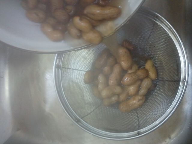 1時間くらい沸騰状態をキープした後、一番固そうな豆を取り出し、味見してみてください。柔らかくなっていたら、ザルにあげましょう。少し冷めたら召し上がれ〜