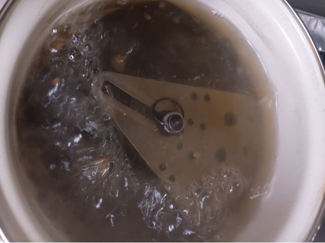 この沸騰状態を1時間キープできるだけのたっぷりのお湯で茹でてください。途中でお湯が茶色くなることがありますが、大丈夫です。