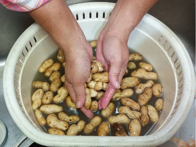 貝を洗うときのように、豆と豆をこすり合わせて表面の土や汚れを落とします。水をかえて2〜3回洗ってください。