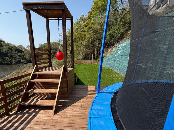 すぐ奥にミニジップライン、大型トランポリンがあり、お子様連れでも楽しめます