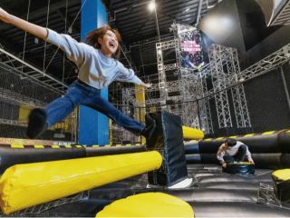 足場から落ちないようにジャンプしたりしゃがんだりして、回転するバーをうまく避けて楽しむアクティビティ